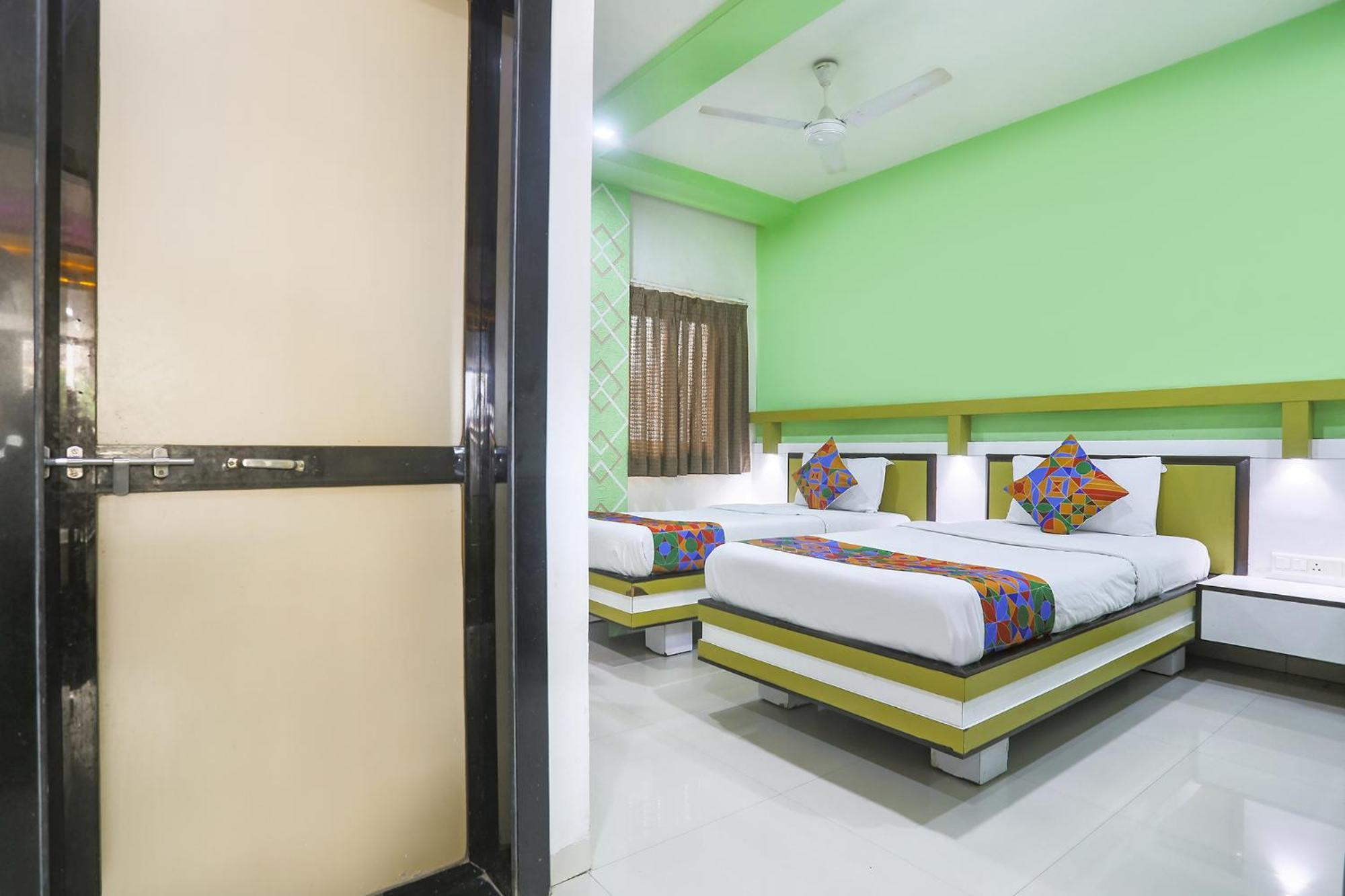 Hotel Merit Surat Exterior photo