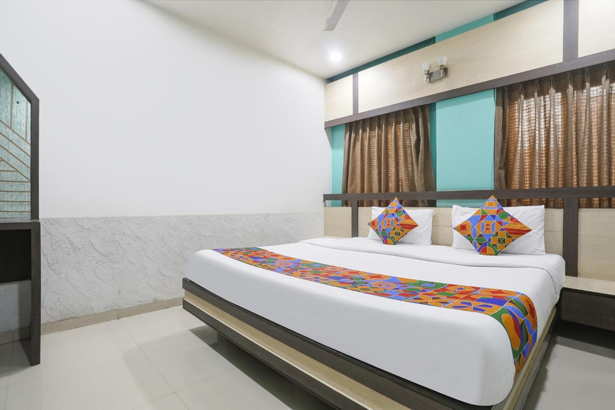 Hotel Merit Surat Exterior photo