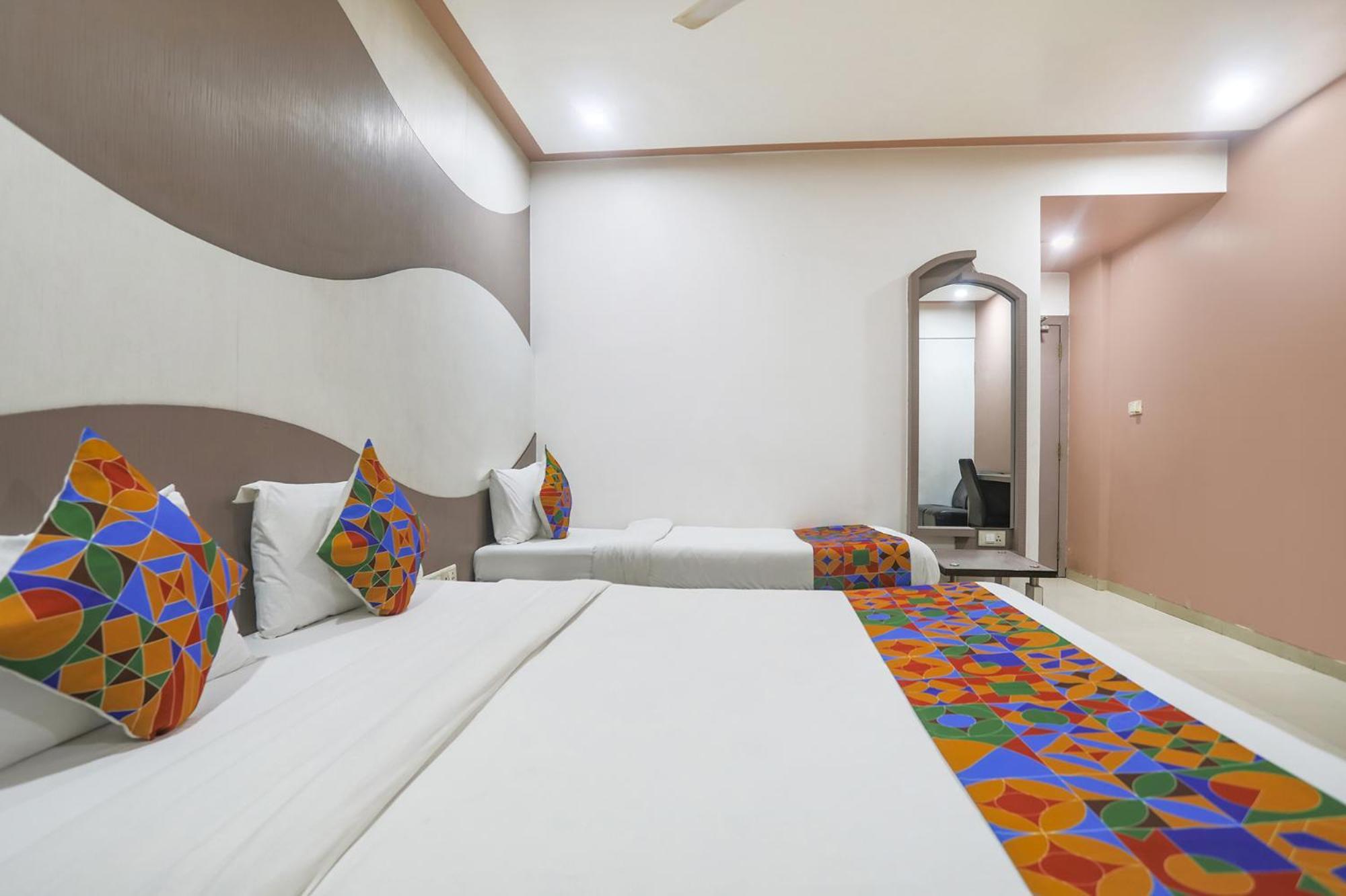 Hotel Merit Surat Exterior photo