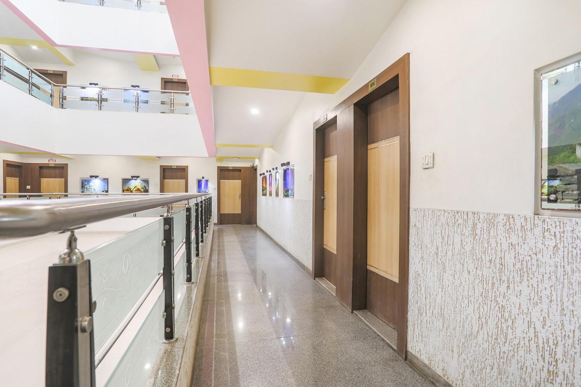 Hotel Merit Surat Exterior photo