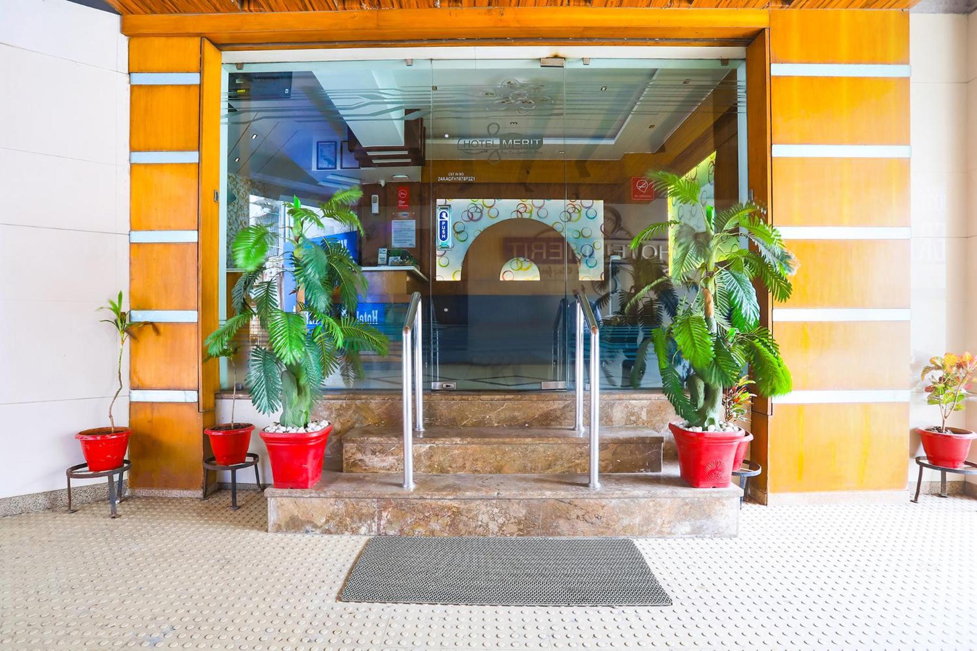 Hotel Merit Surat Exterior photo