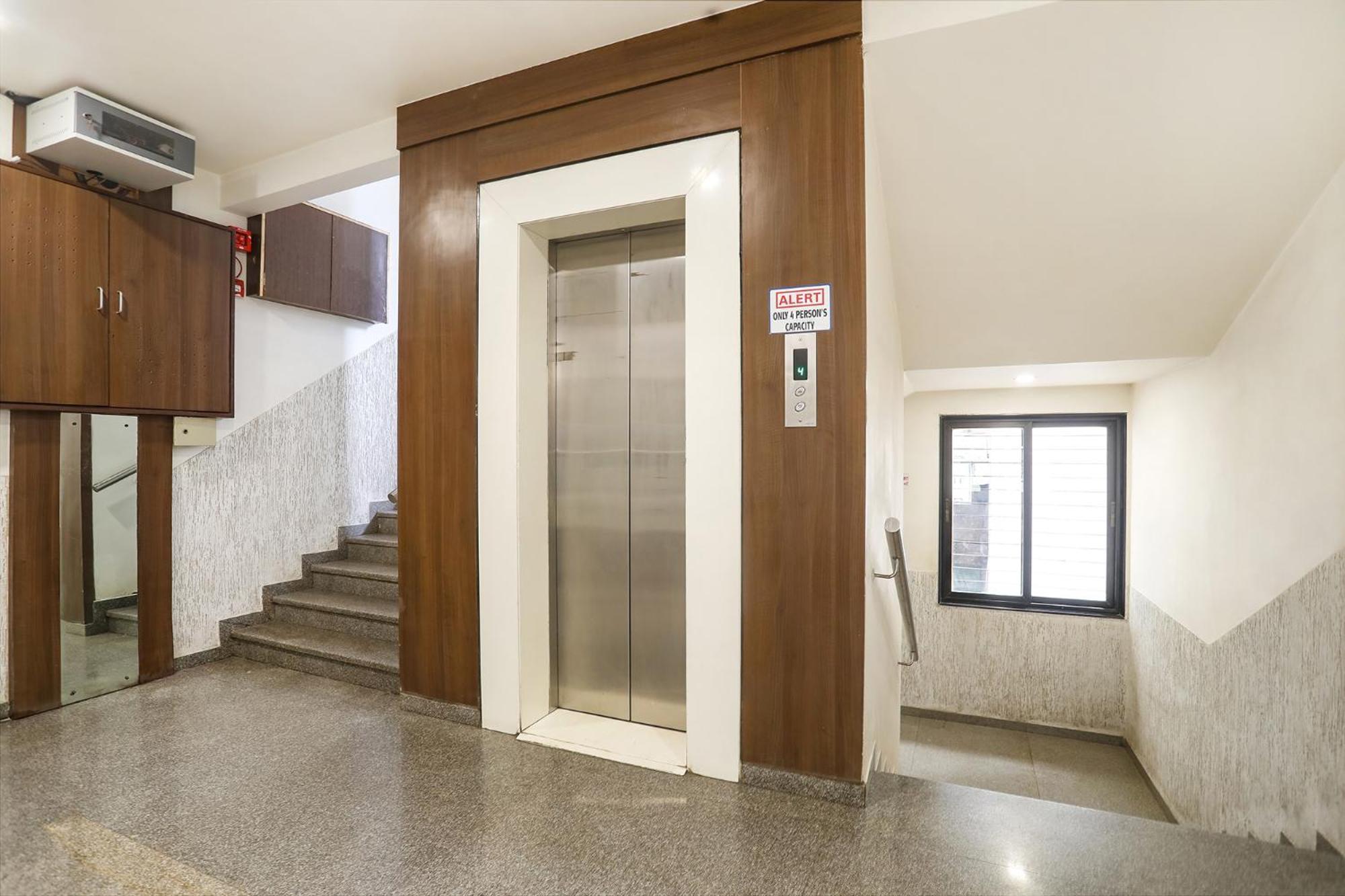 Hotel Merit Surat Exterior photo
