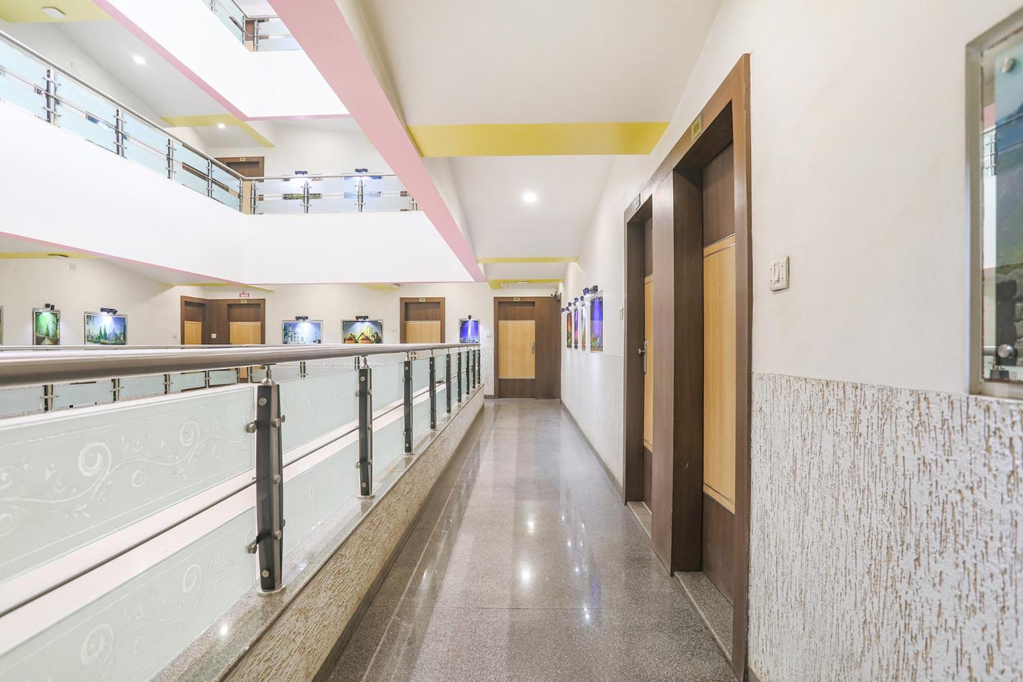 Hotel Merit Surat Exterior photo